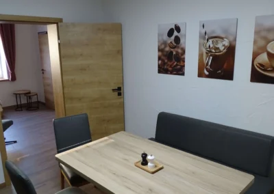 Gemütlicher Essbereich einer Ferienunterkunft in Bolsdorf (bei Hillesheim) mit großem Esstisch, einer Bank und Stühlen.