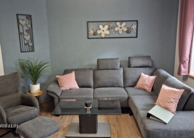 Wohnzimmer Bild 1 mit Sofa und Sessel