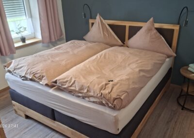 Schlafzimmer 3 mit großem Doppelbett Bild 1