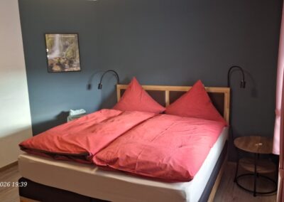 Schlafzimmer 2 mit großem Doppelbett Bild 1